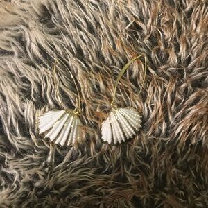 Seashell and gold dangle earrings.